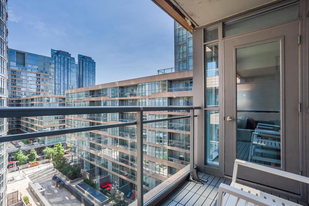 Cozy 2Br Close To Cn Tower & Harbourfront Toronto Exteriör bild